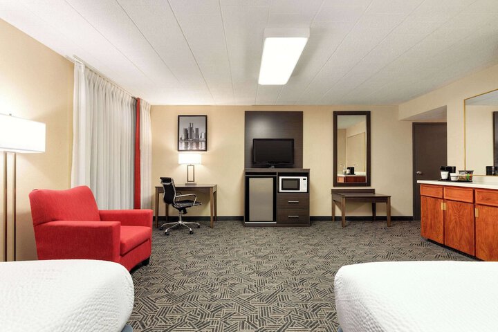 Room 32 of 65
