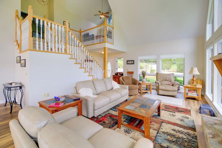 Secluded Mountain City Home w / Deck & Views!