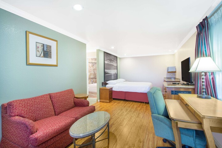 Room 6 of 16