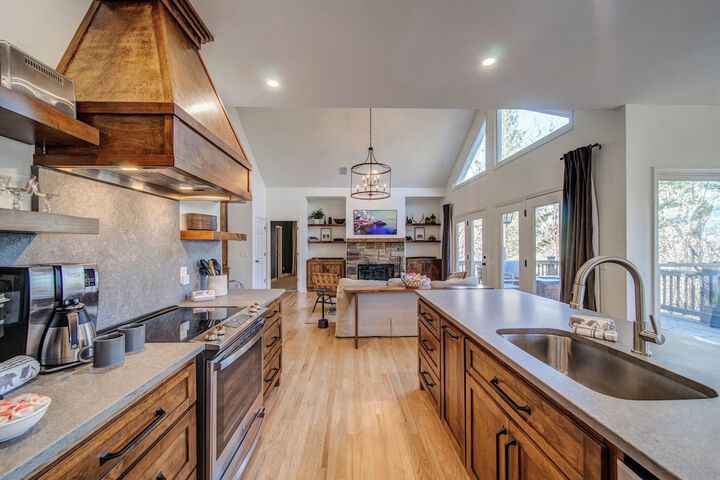 Lux Mountain Home! Golf / Lake/ EV / Game Room