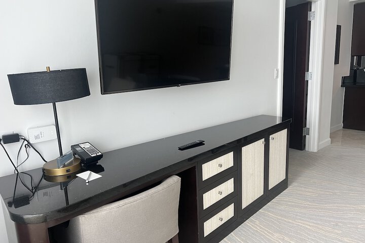 Room 27 of 77