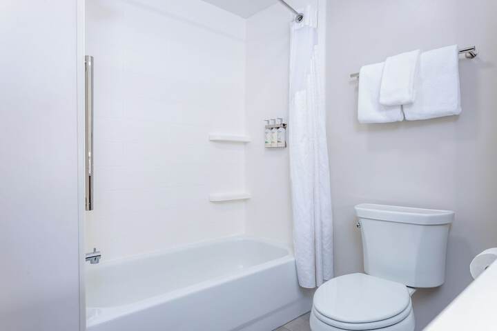 Holiday Inn Express & Suites Lancaster by IHG