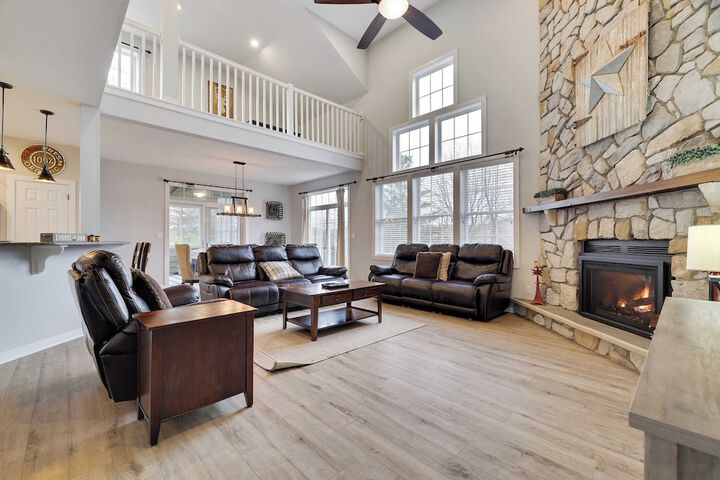 The Nest at Pinecrest by Avantstay Spacious Deck Game Room, Fire Pit