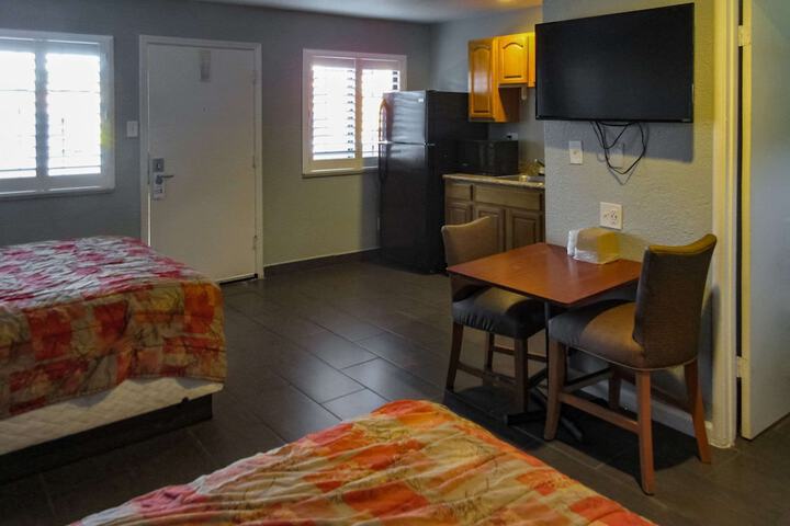 Room 4 of 8