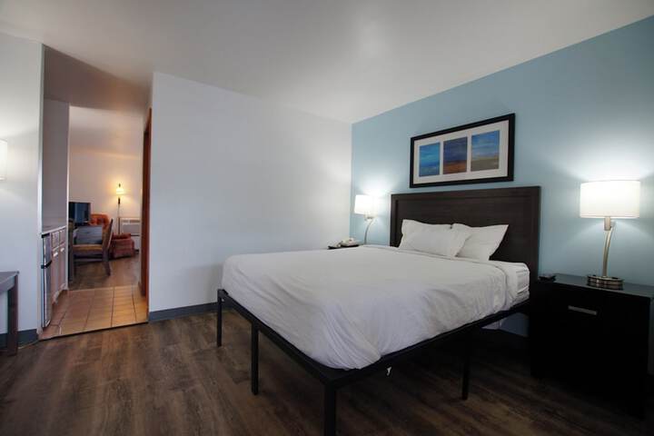 Snyders Shoreline Inn