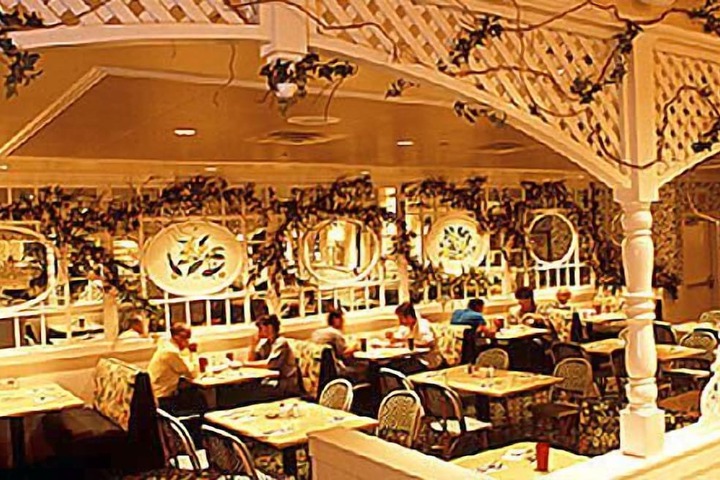 Dining 37 of 52
