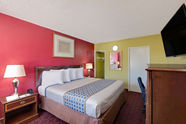 Room 8 of 15