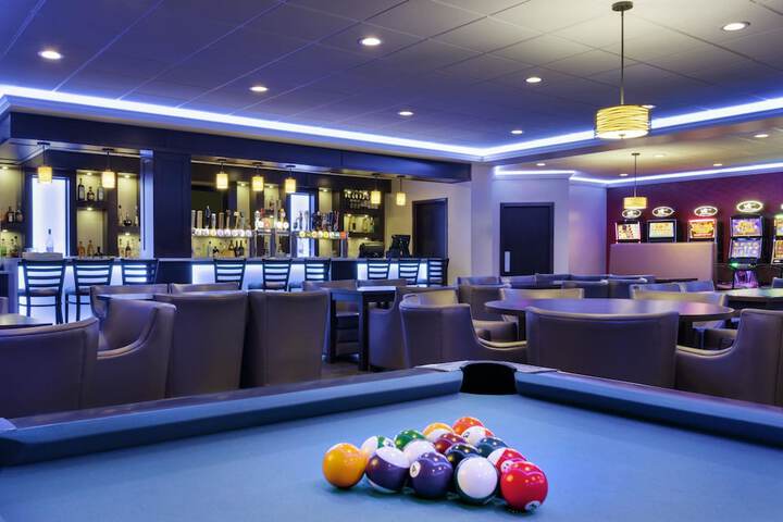 Lounge 36 of 39