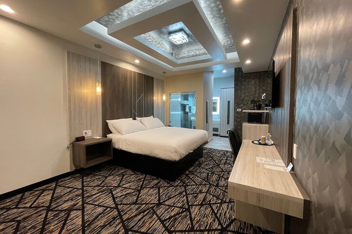 Comfeeni Inn and Suites