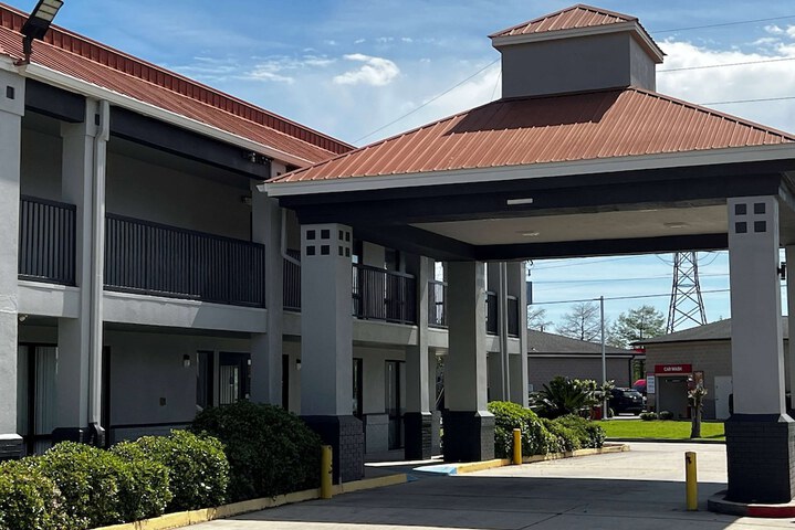 Super 8 by Wyndham Slidell