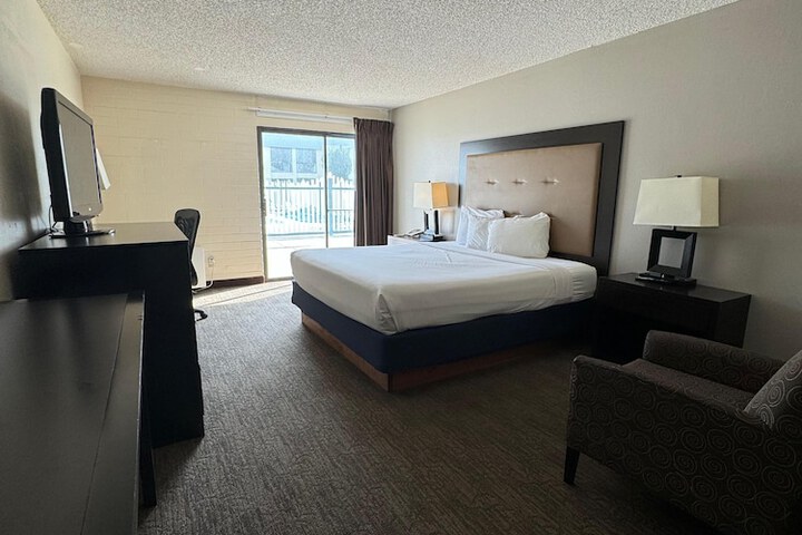 Room 7 of 9