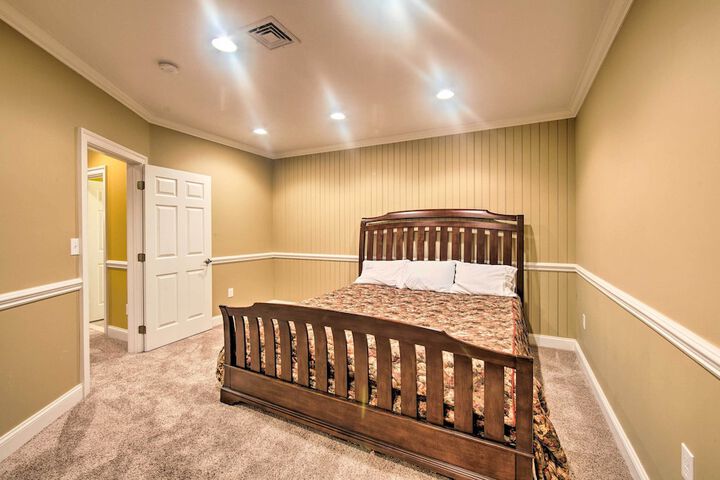 Extravagant Atglen Manor w / Private 60-acre Land!