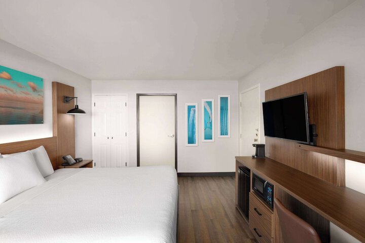 Room 16 of 38