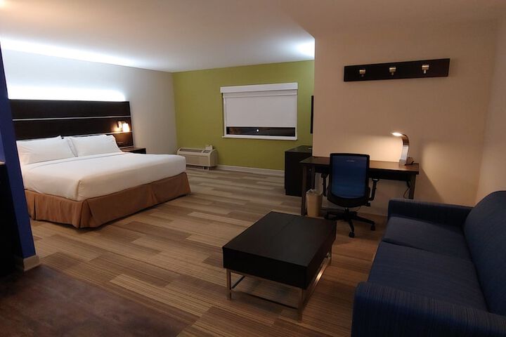 Room 11 of 25