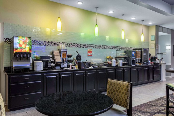 La Quinta Inn & Suites by Wyndham Huntsville Airport Madison