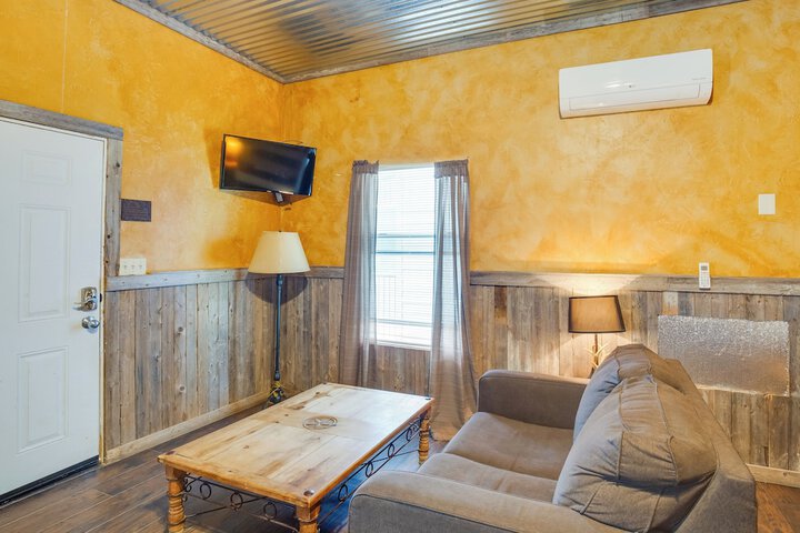Community Pier: Cozy Kerens Cabin!