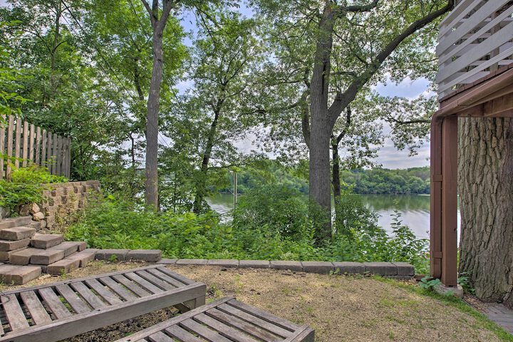 Cozy Plymouth Cottage w / Medicine Lake View!