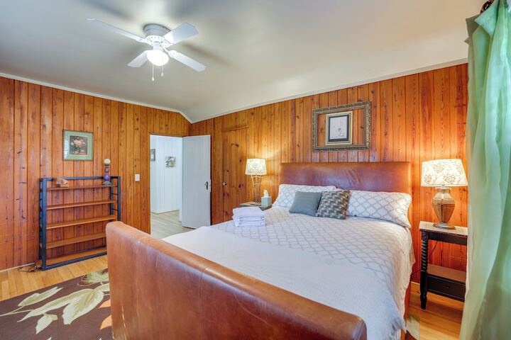 Unwind Fireside & Walk to Dtwn! Tyron Retreat