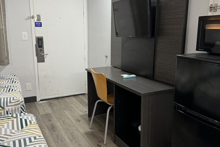 Room 16 of 34
