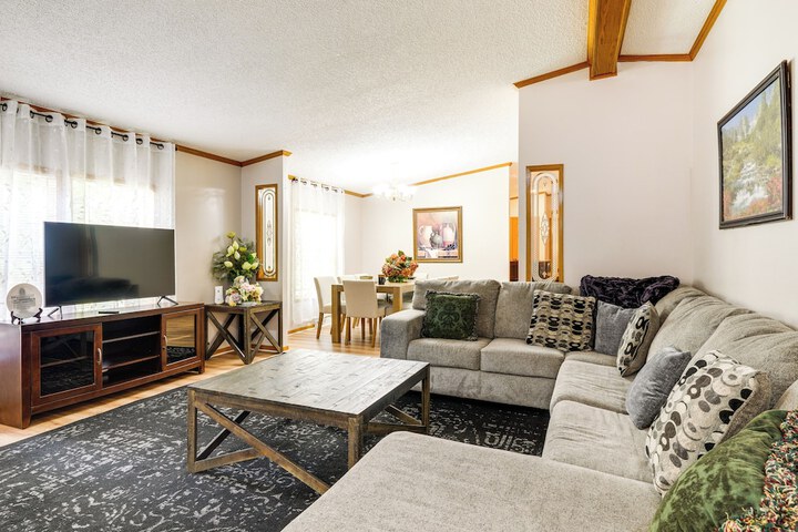Pet-friendly Emerald Lake Retreat in Charlestown!