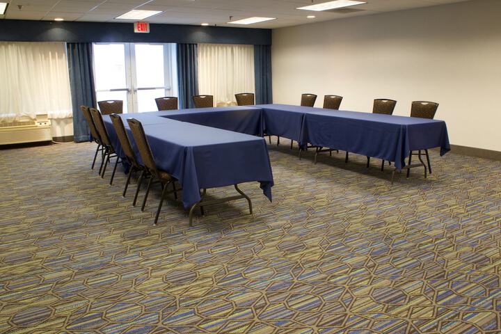 Holiday Inn Express & Suites Vadnais Heights by IHG