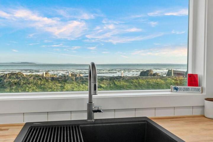Cozy Coastal Getaway • Panoramic Ocean Views