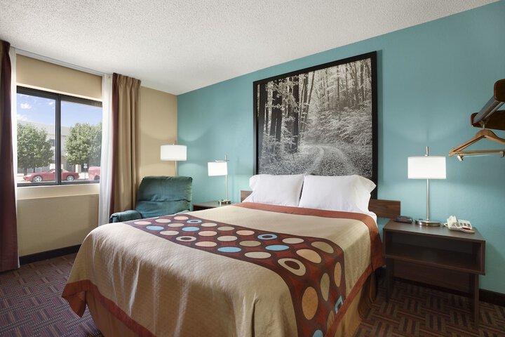 Room 4 of 16