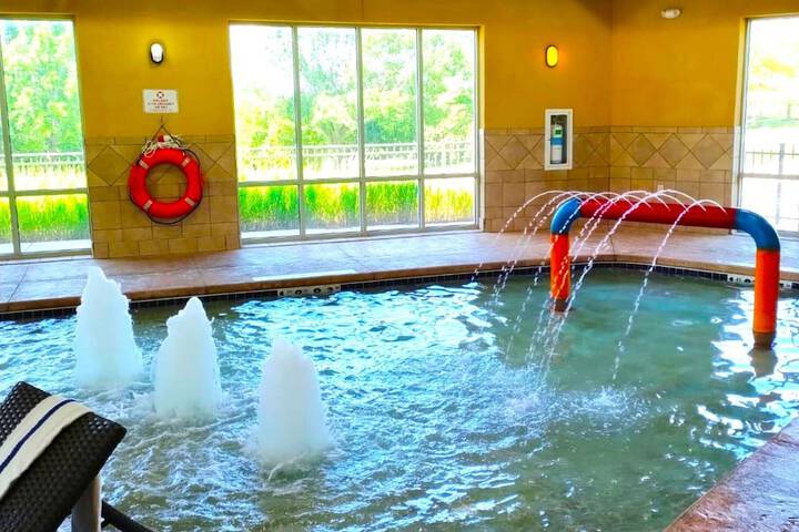 Holiday Inn Express & Suites Milwaukee Nw Park Place by IHG