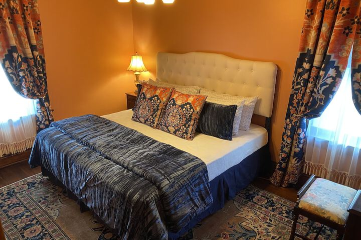 Vineyard Mansion & Carriage House Bed & Breakfast