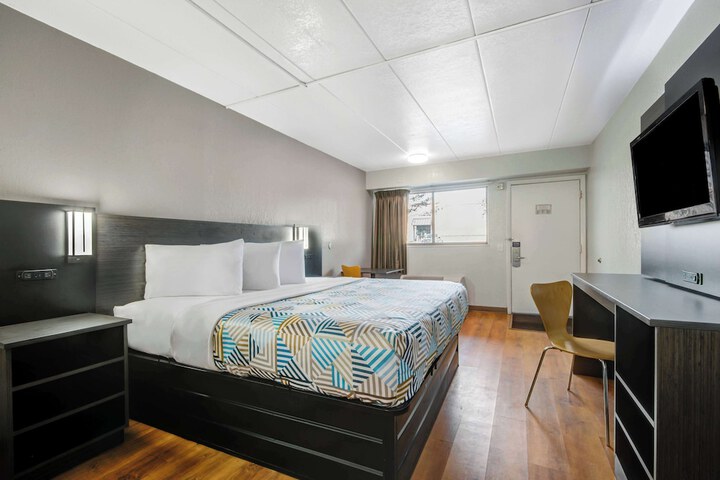 Room 6 of 33
