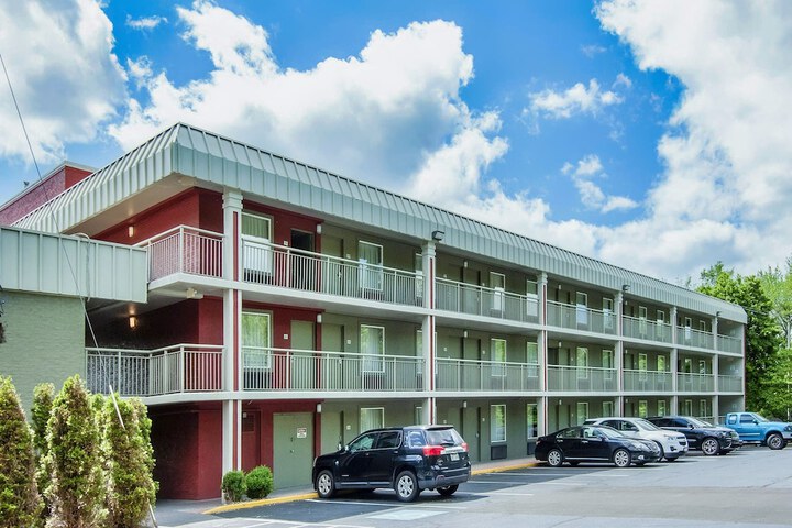 Days Inn & Suites by Wyndham Johnson City