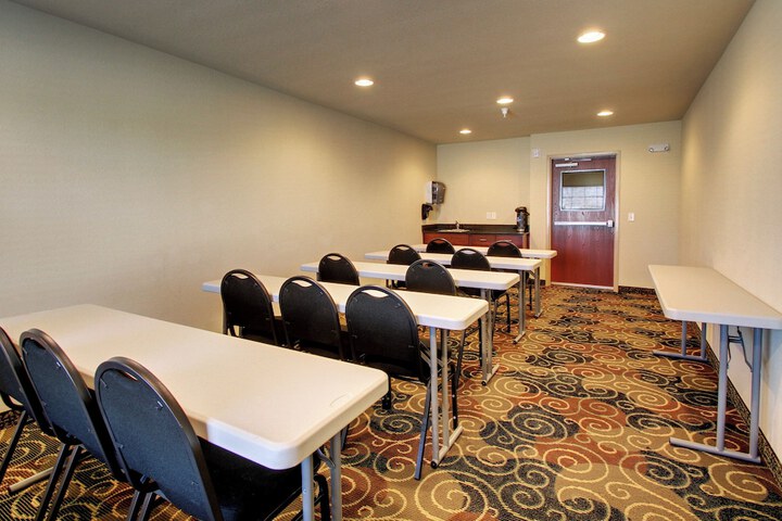 Cobblestone Hotel & Suites - Newton