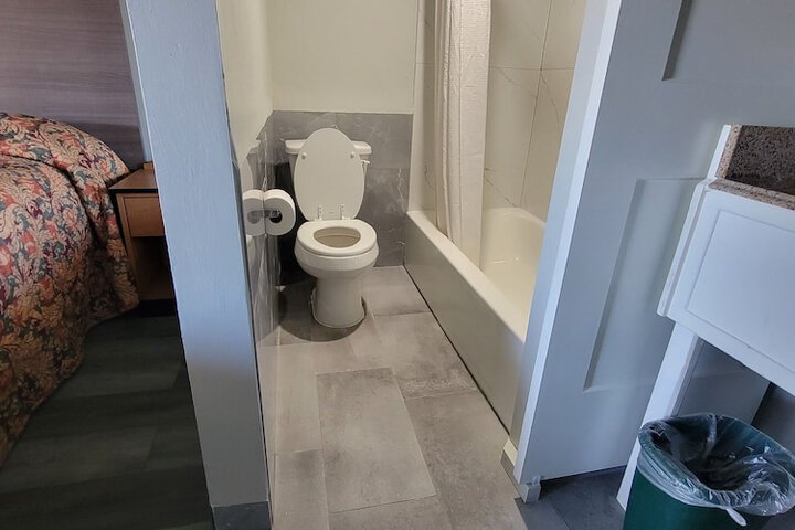 Room 8 of 16