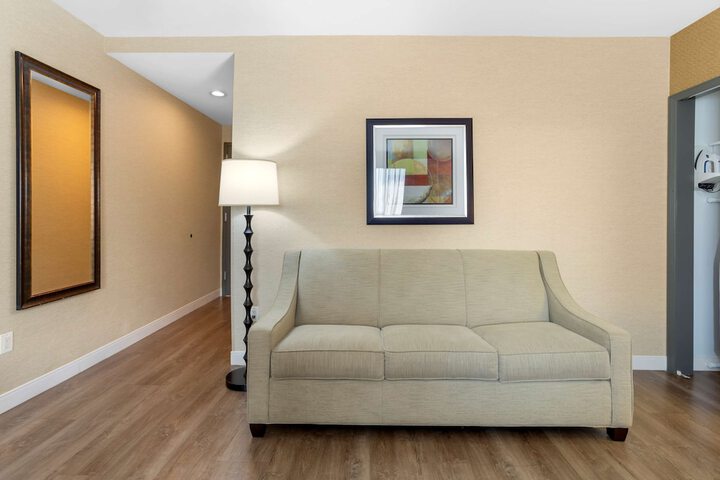 Best Western Plus Plaza Hotel
