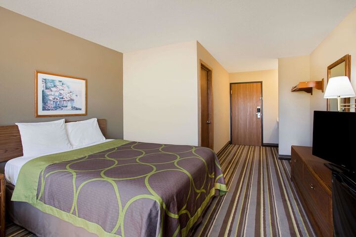 Super 8 by Wyndham Charles City