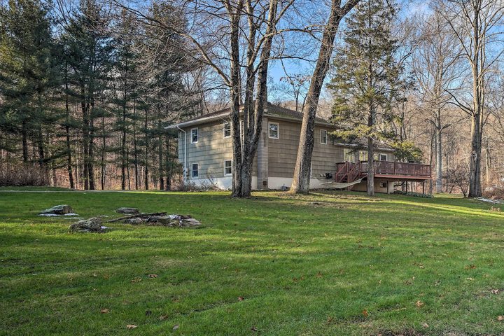 Family-friendly Woodbury Home With Yard + Deck!