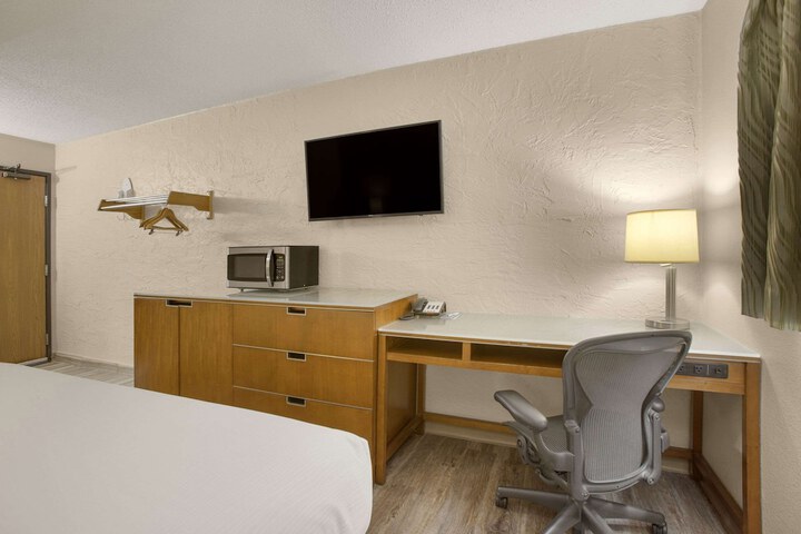 Room 15 of 32