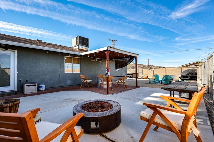 Indie-eclectic Desert Home w / Hot Tub + Patio