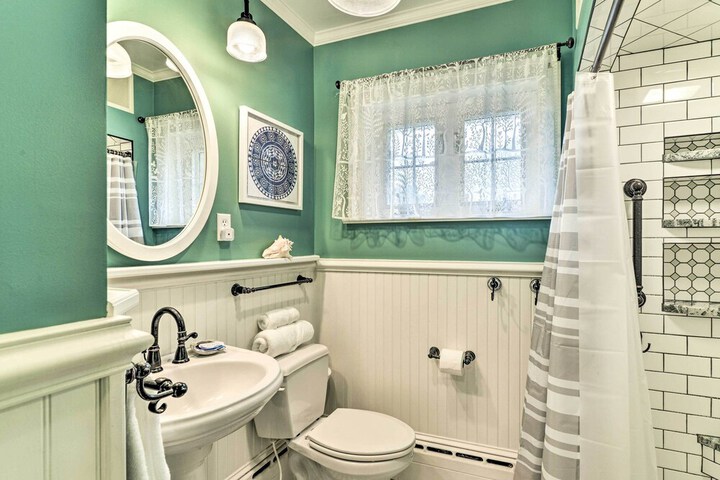 Bayfront Retreat w / Game Room + Outdoor Pool!