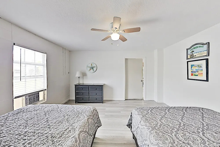 Immaculate Canal W / Pool Dock & Game Lounge 4 Bedroom Home