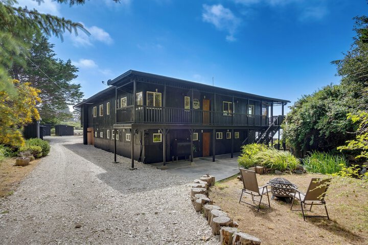 Waterfront Coos Bay Retreat w / Kayaks!