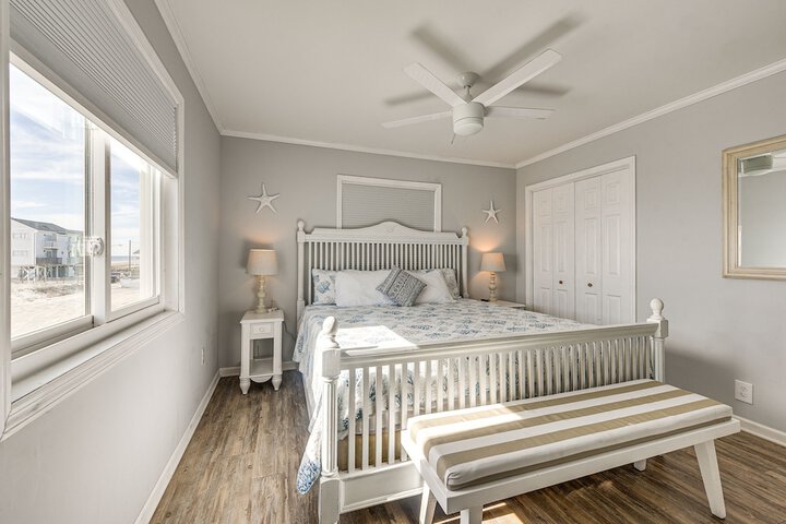 Ocean Isle Beach Condo w / Balcony: Steps to Shore!