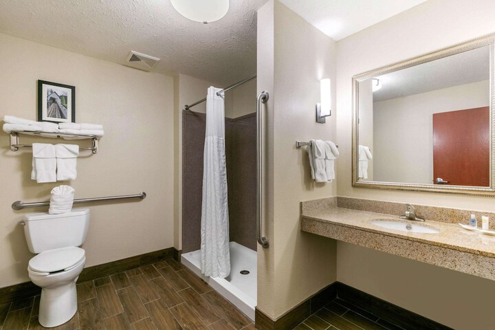 Comfort Suites Hopkinsville near Fort Campbell