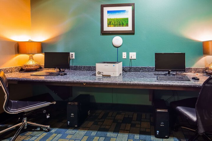 Business Center 17 of 17