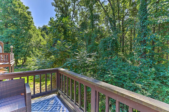 Gorgeous Vernon Township Condo w / Balcony!