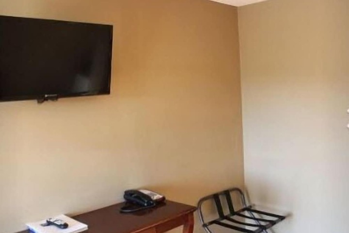Room 10 of 16