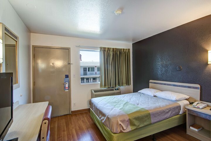 Room 21 of 28