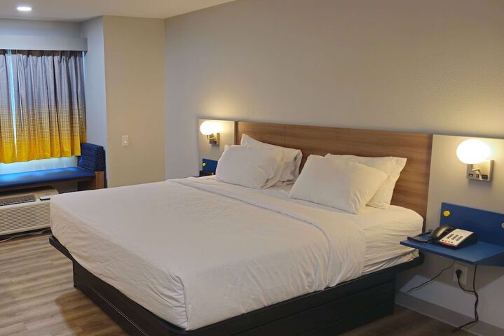Room 11 of 28