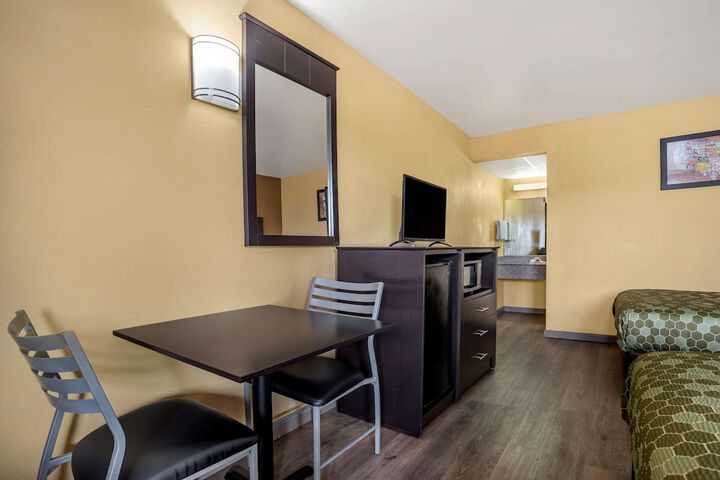 Room 28 of 33