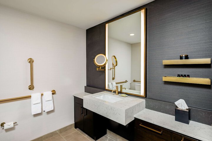 Hotel Fort Des Moines Curio Collection by Hilton